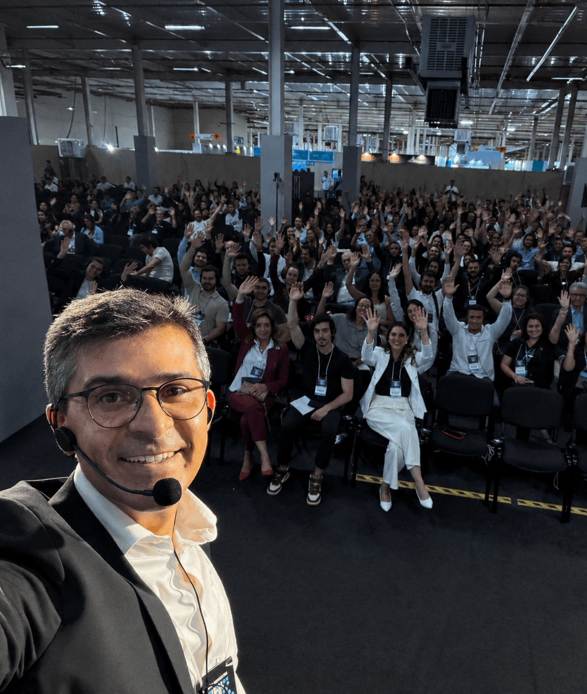 Jefferson Rocha com o público em evento corporativo